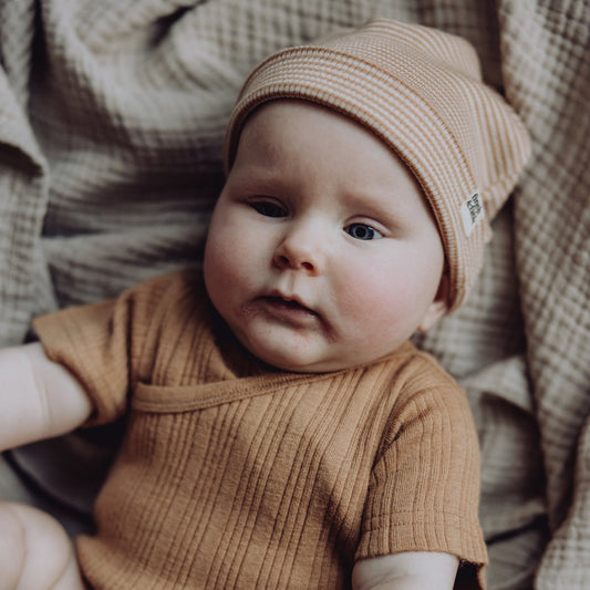 Babymutsje van wollen ribstof - Fawn-streep
